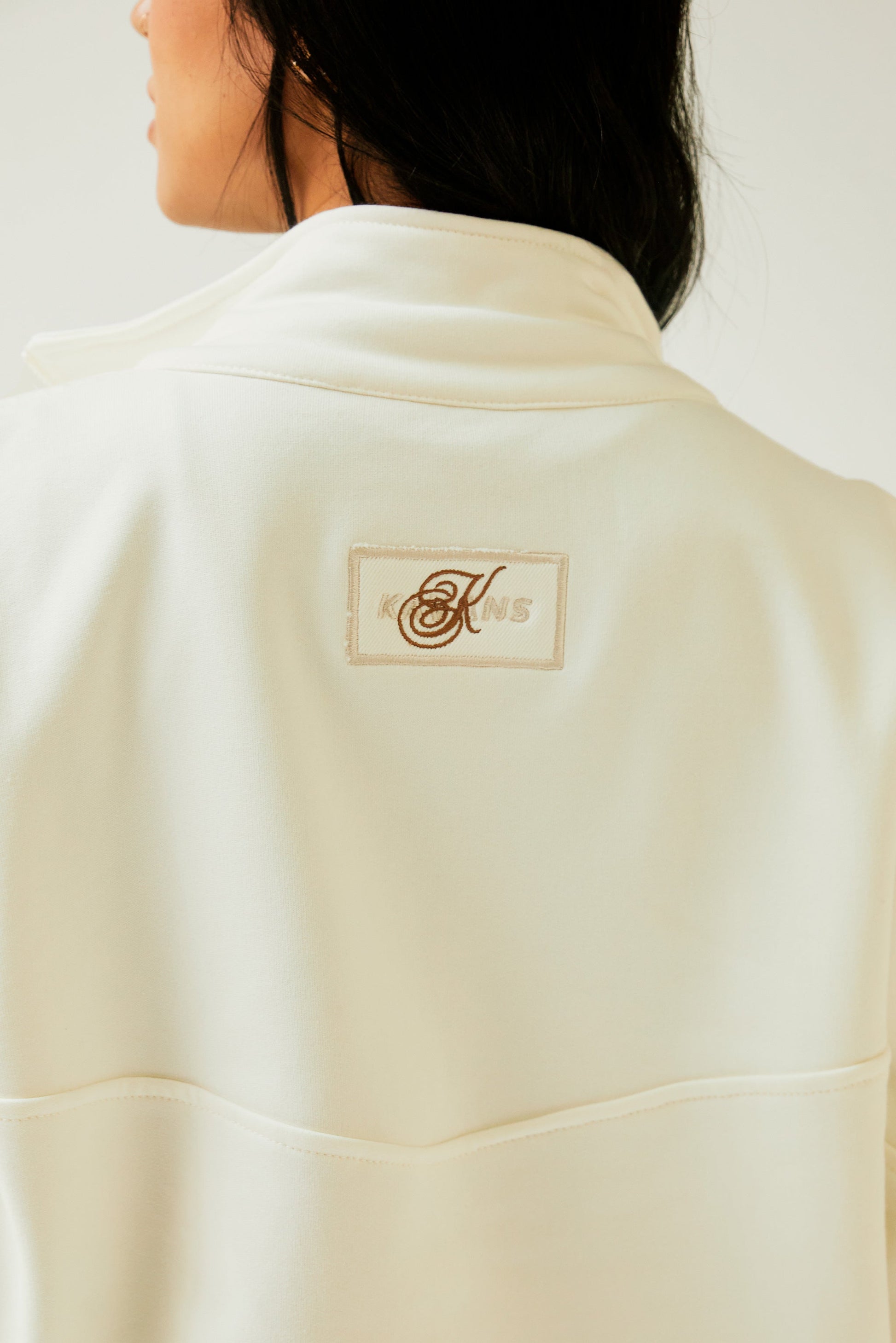 Buzo ivory con aplique en espalda Kavans