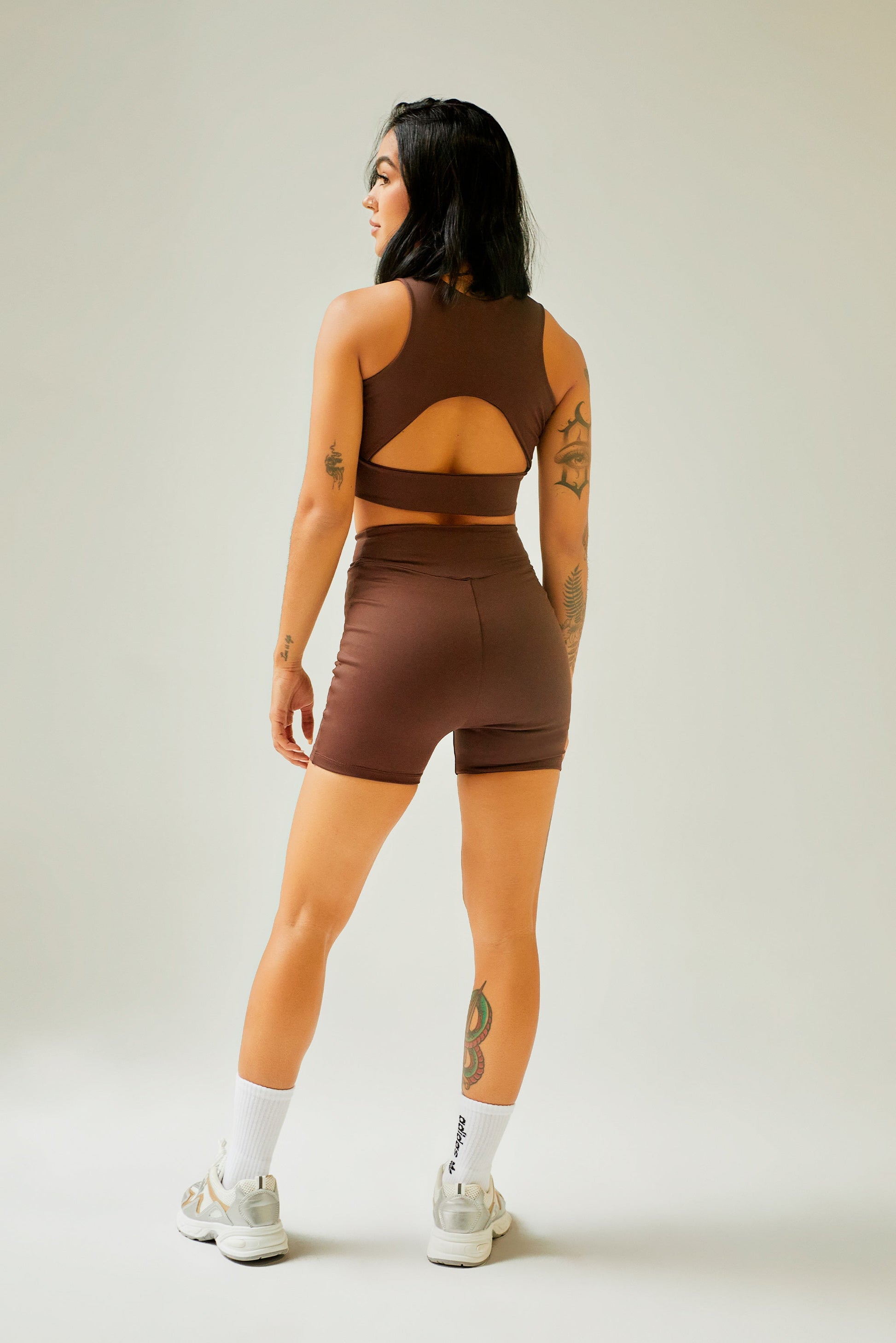 Top deportivo chocolate con cortes Kavans