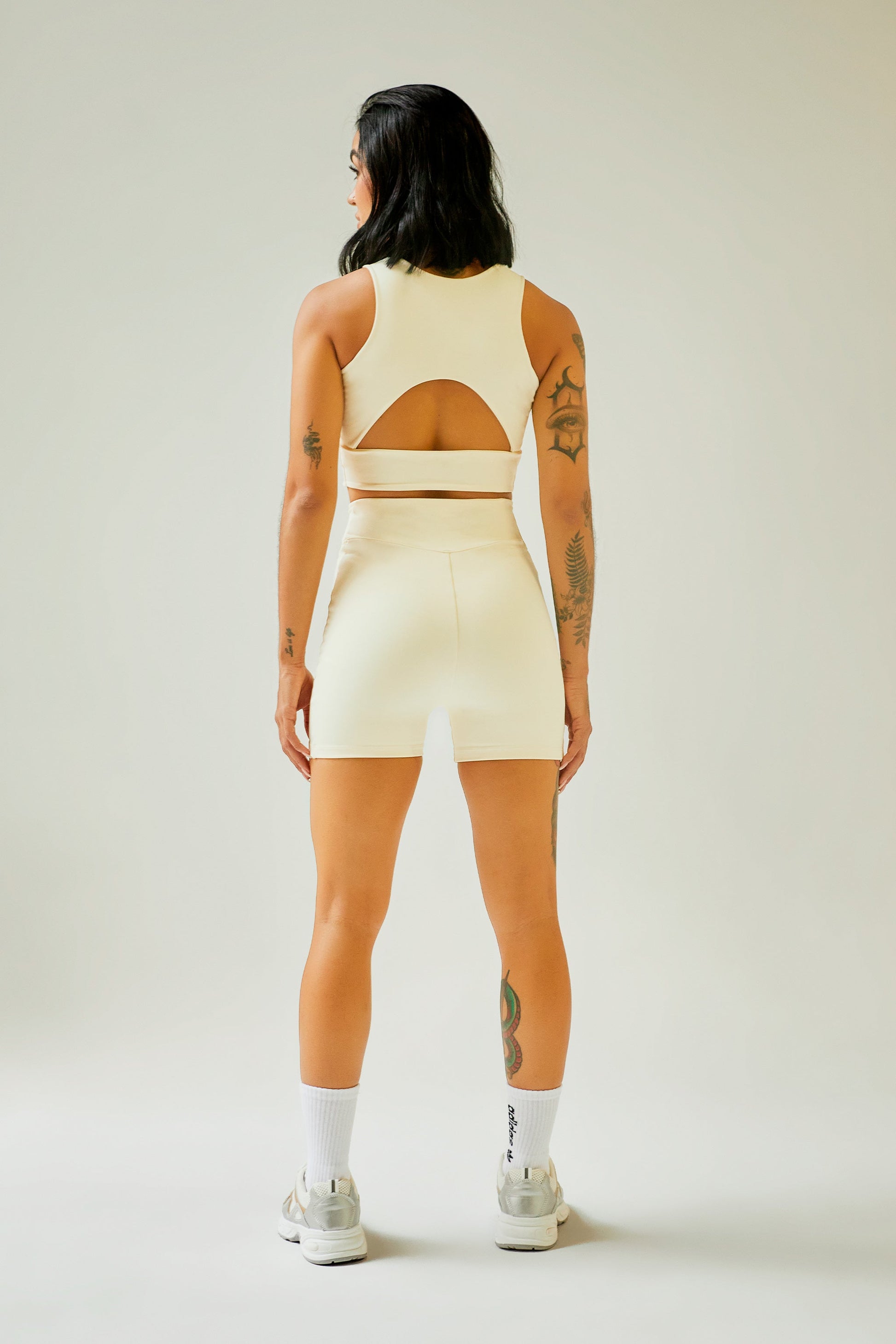 Biker deportivo ivory con cortes y aplique Kavans