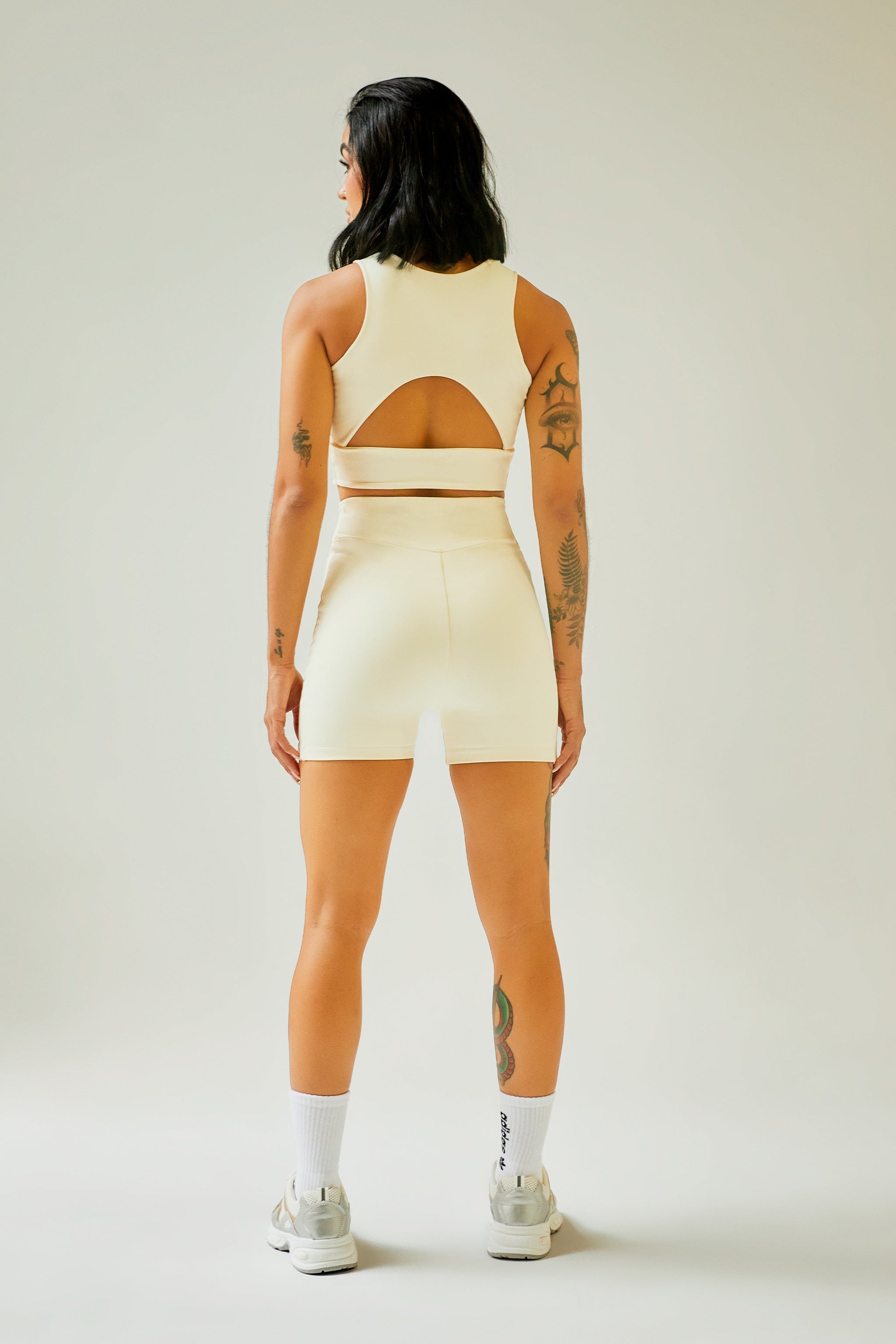 Top deportivo ivory con cortes Kavans