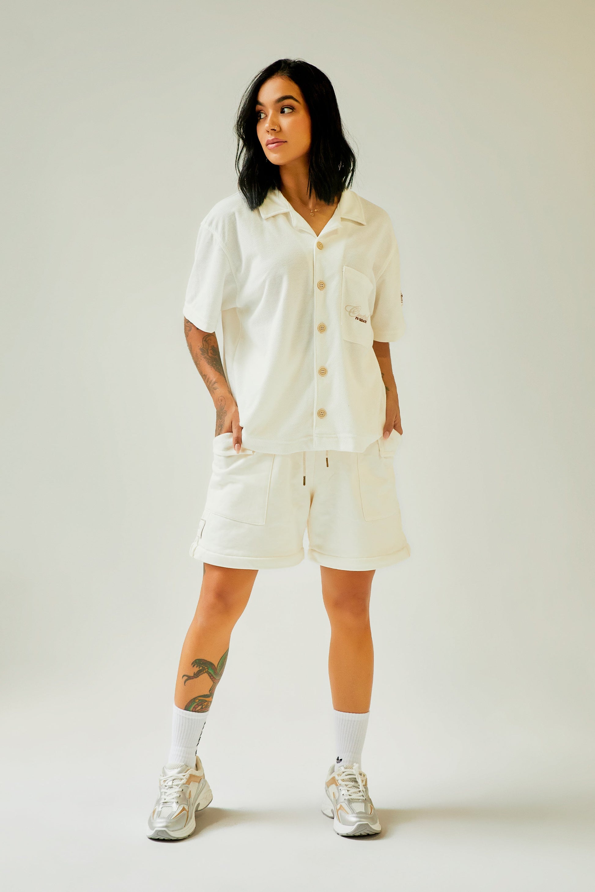Camisa ivory manga corta con bolsillo bordado Kavans