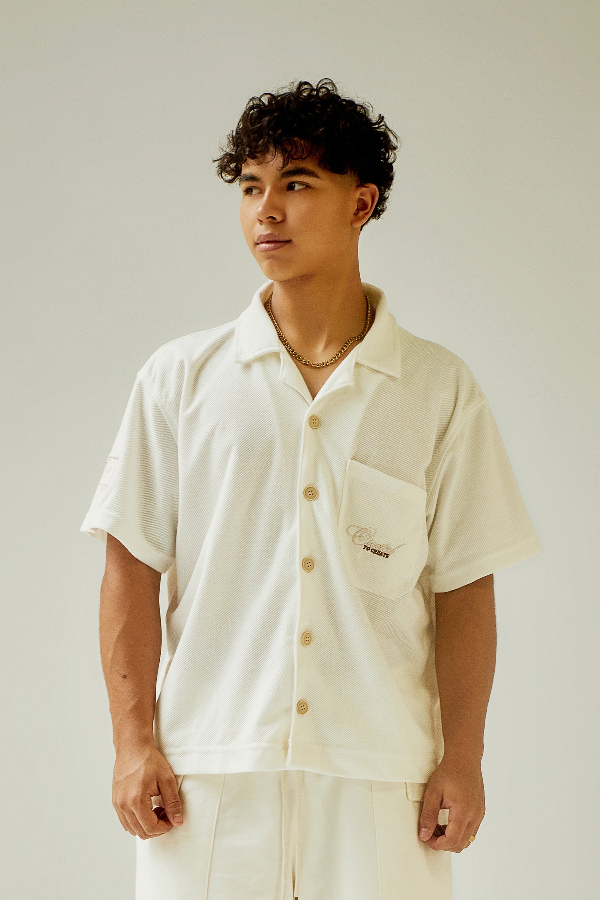 Camisa ivory manga corta con bolsillo bordado Kavans