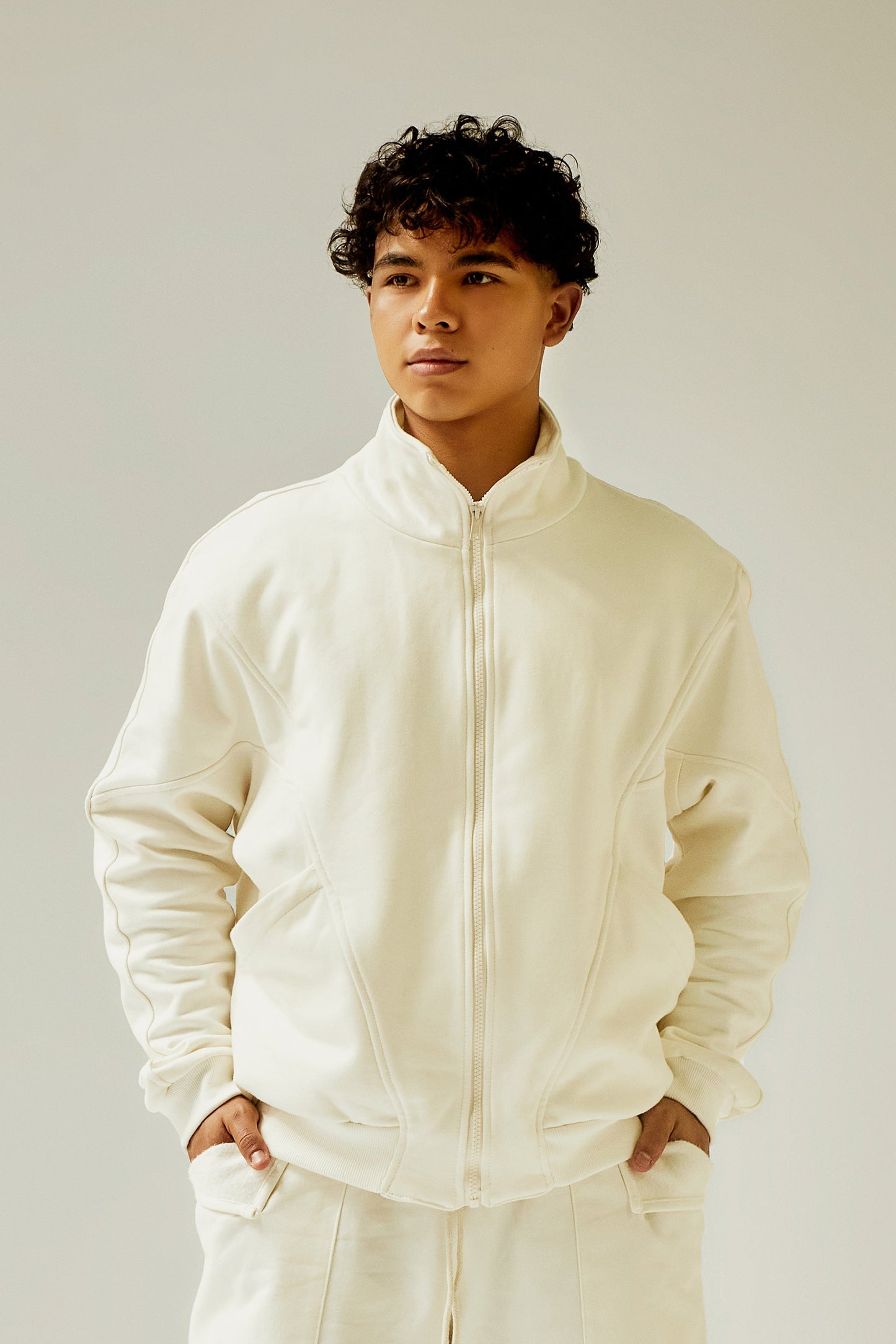 Buzo ivory con aplique en espalda Kavans