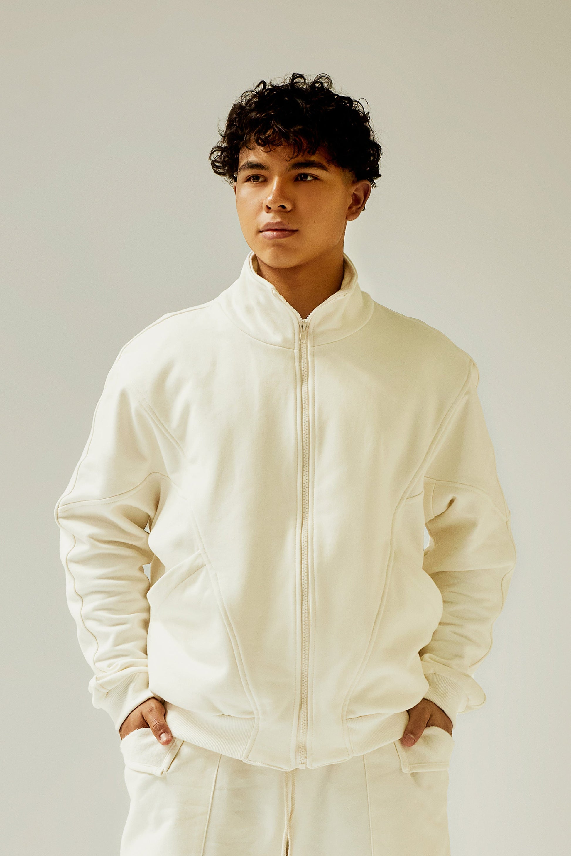 Buzo ivory con aplique en espalda Kavans