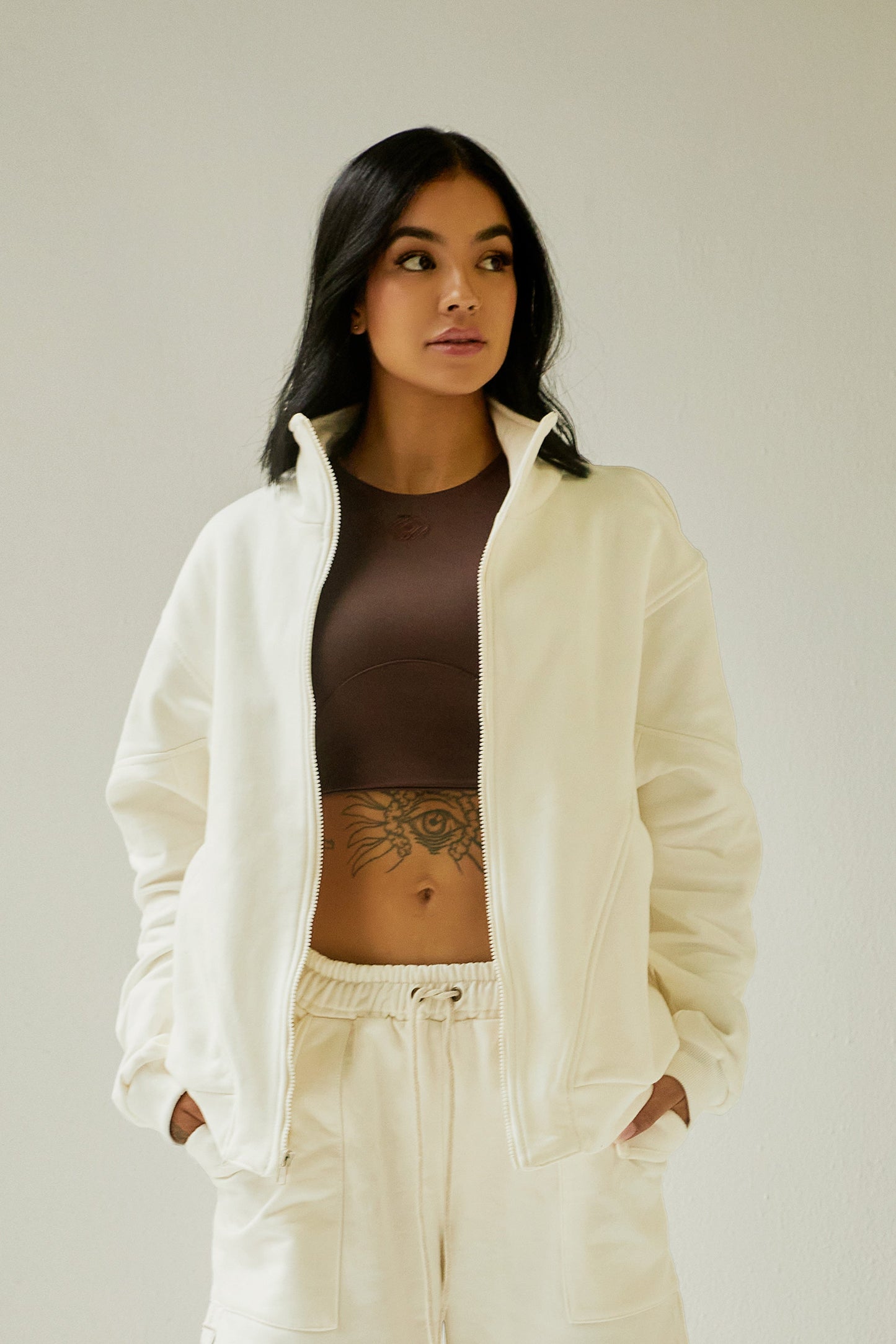 Buzo ivory con aplique en espalda Kavans
