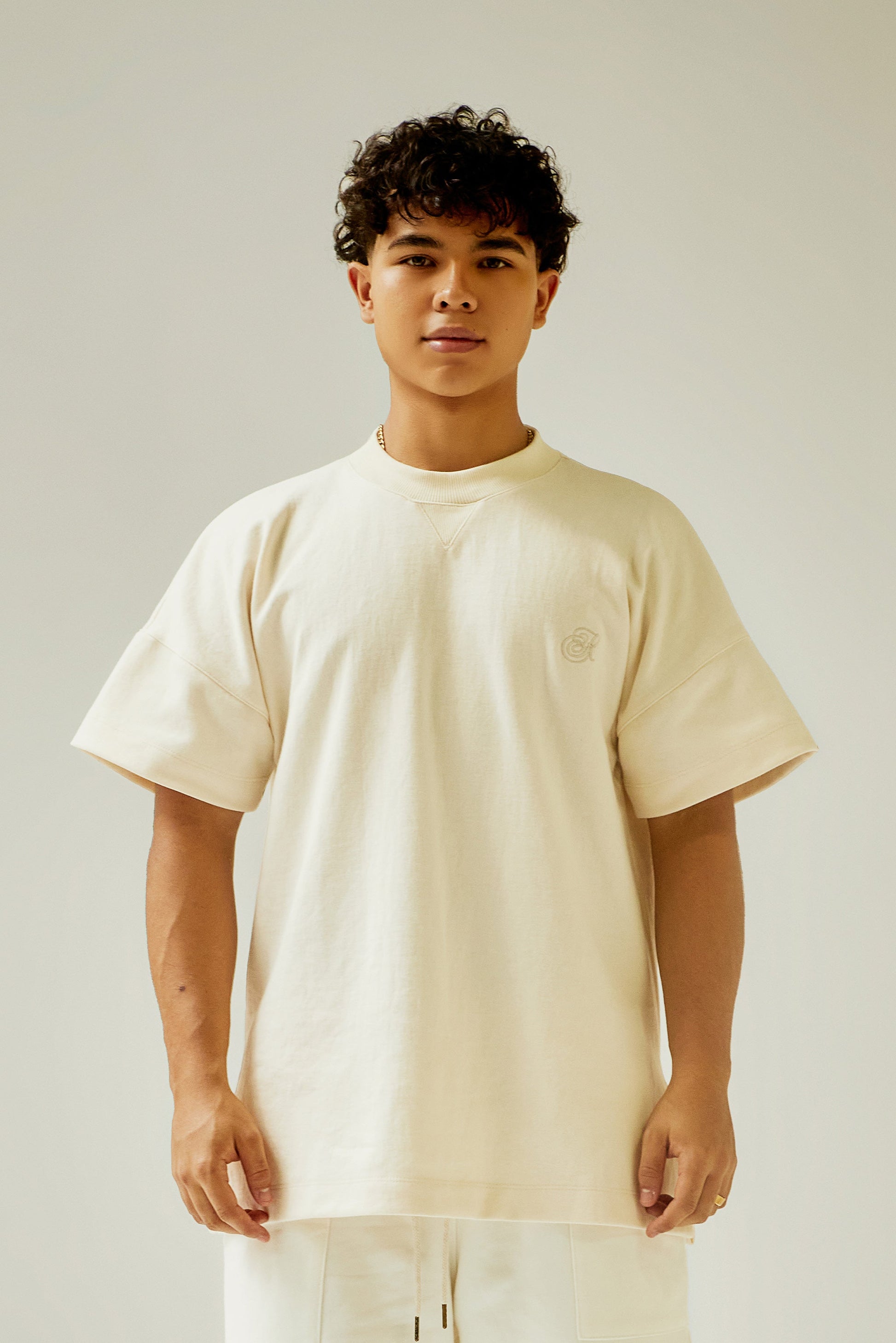 Camiseta ivory manga corta con bordado Kavans