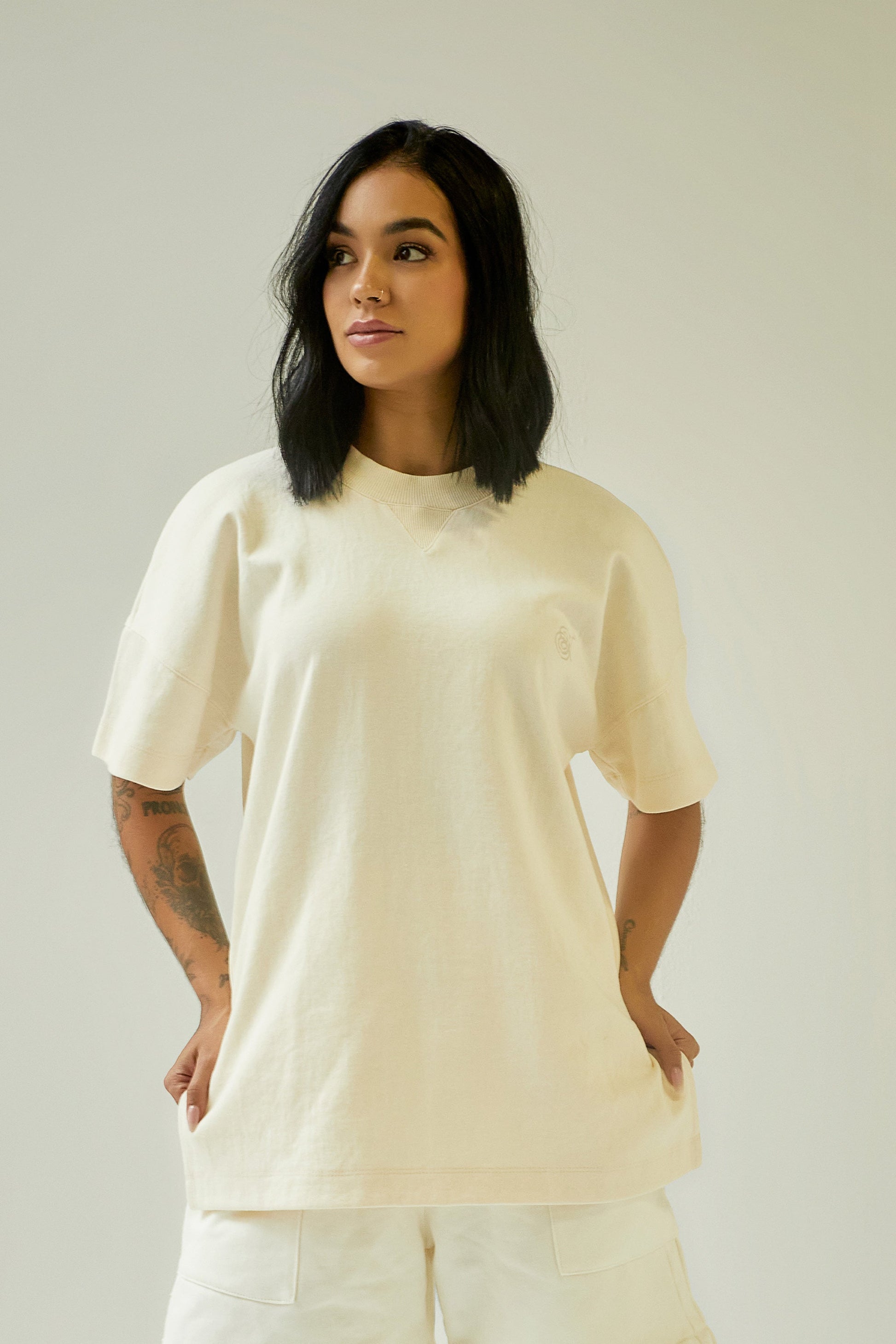 Camiseta ivory manga corta con bordado Kavans
