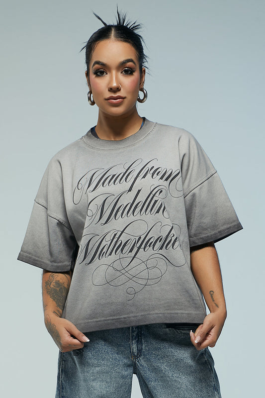 Camiseta boxy fit con desgaste gris y estampado en frente Kavans