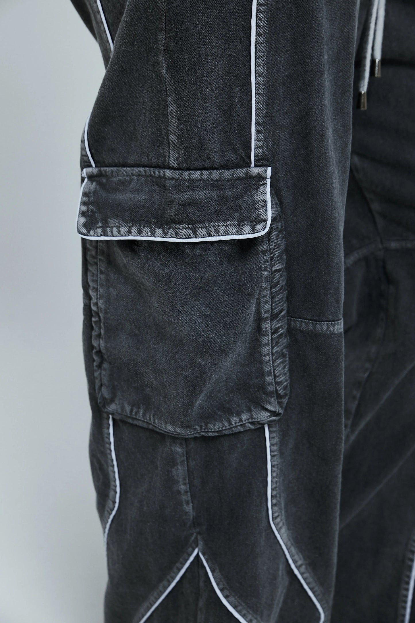 Pantalón cargo gris con cortes - Kavans