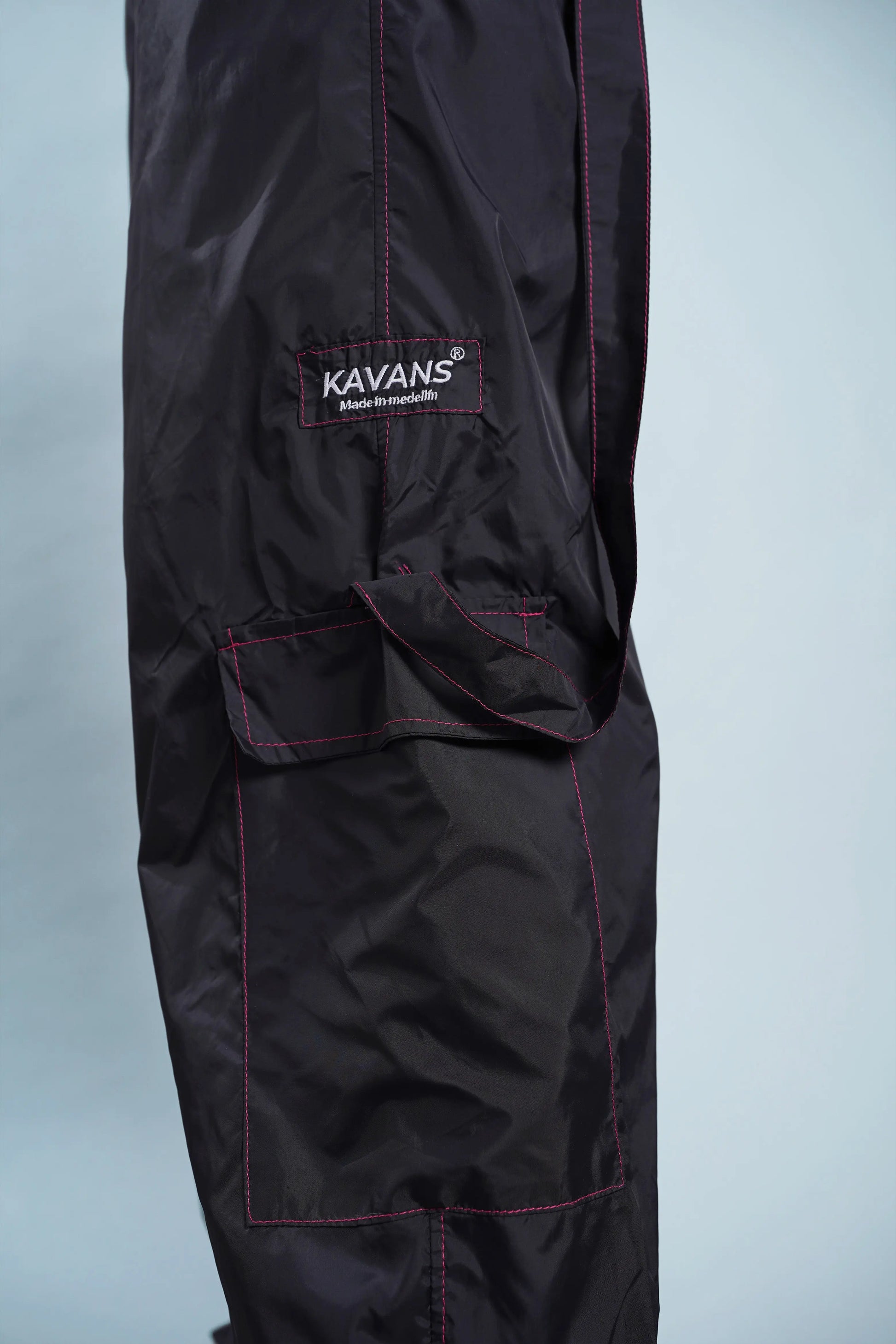 Pantalón parachute negro Kavans