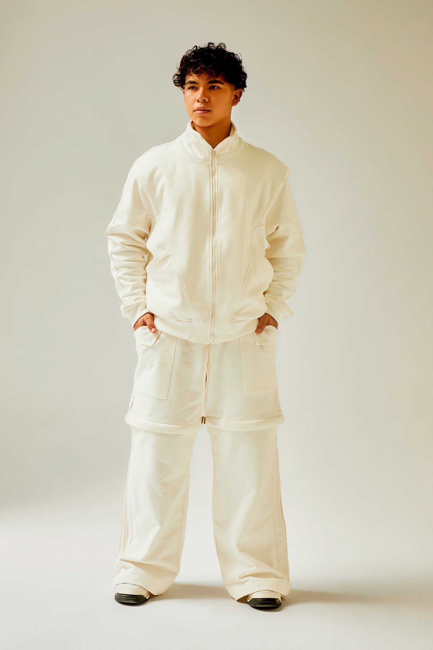 Buzo ivory con aplique en espalda Kavans