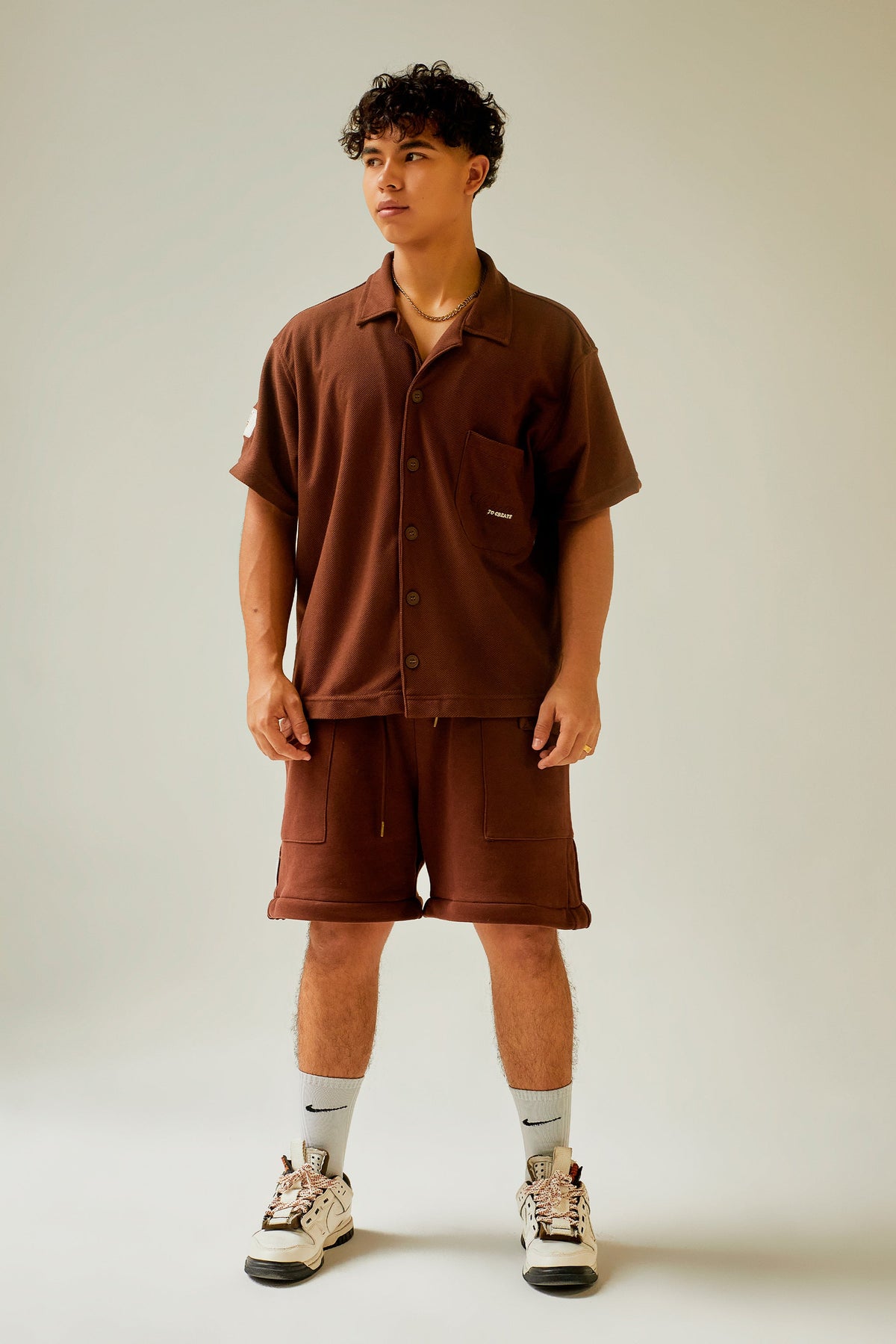 Camisa chocolate manga corta con bolsillo bordado Kavans