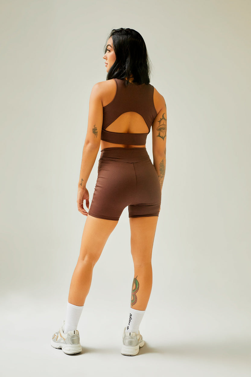 Biker deportivo chocolate con cortes y aplique Kavans