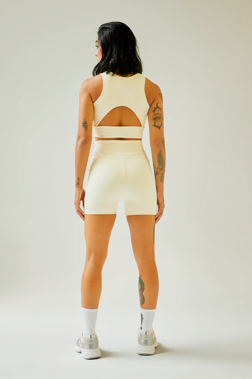 Top deportivo ivory con cortes Kavans