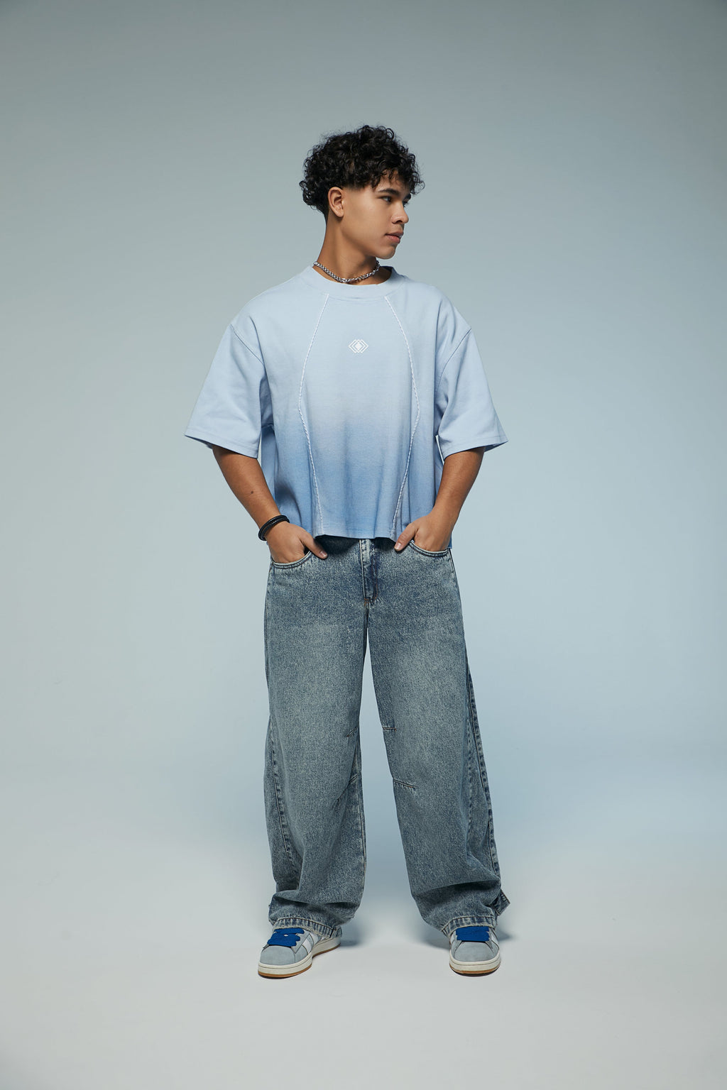 Camiseta boxy fit con cortes y degradado en azules Kavans