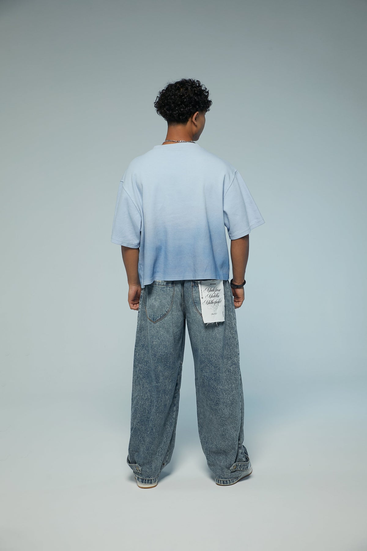 Camiseta boxy fit con cortes y degradado en azules Kavans