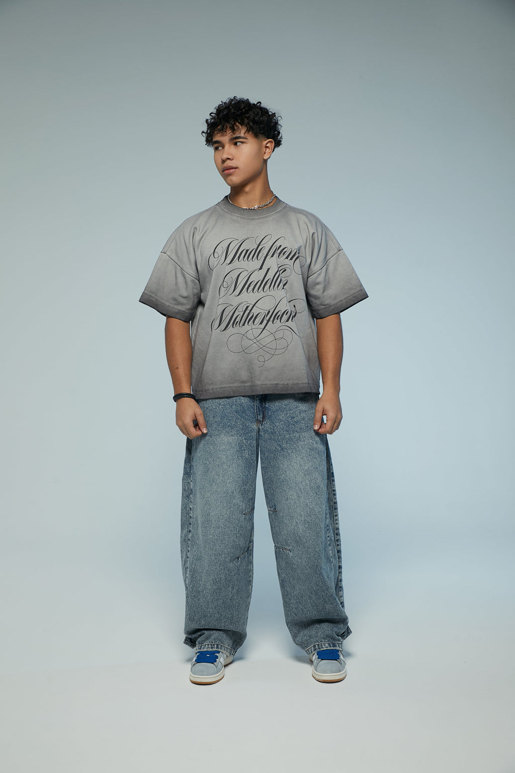 Camiseta boxy fit con desgaste gris y estampado en frente Kavans