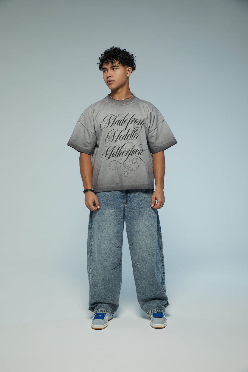 Camiseta boxy fit con desgaste gris y estampado en frente Kavans