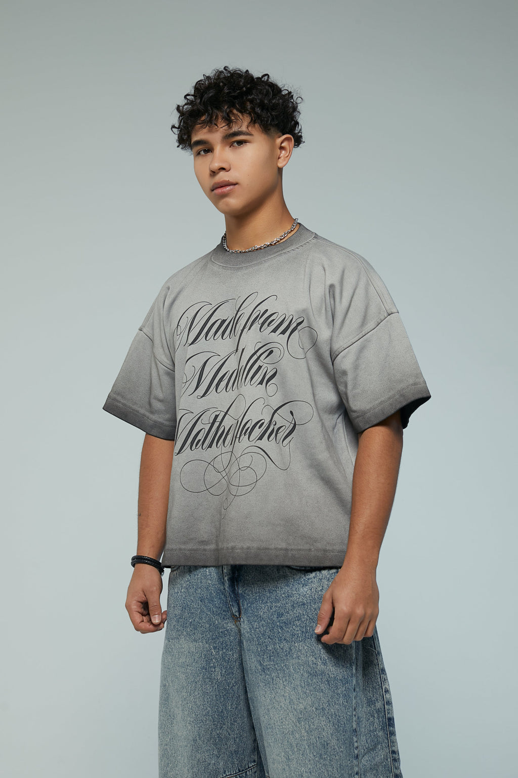 Camiseta boxy fit con desgaste gris y estampado en frente Kavans
