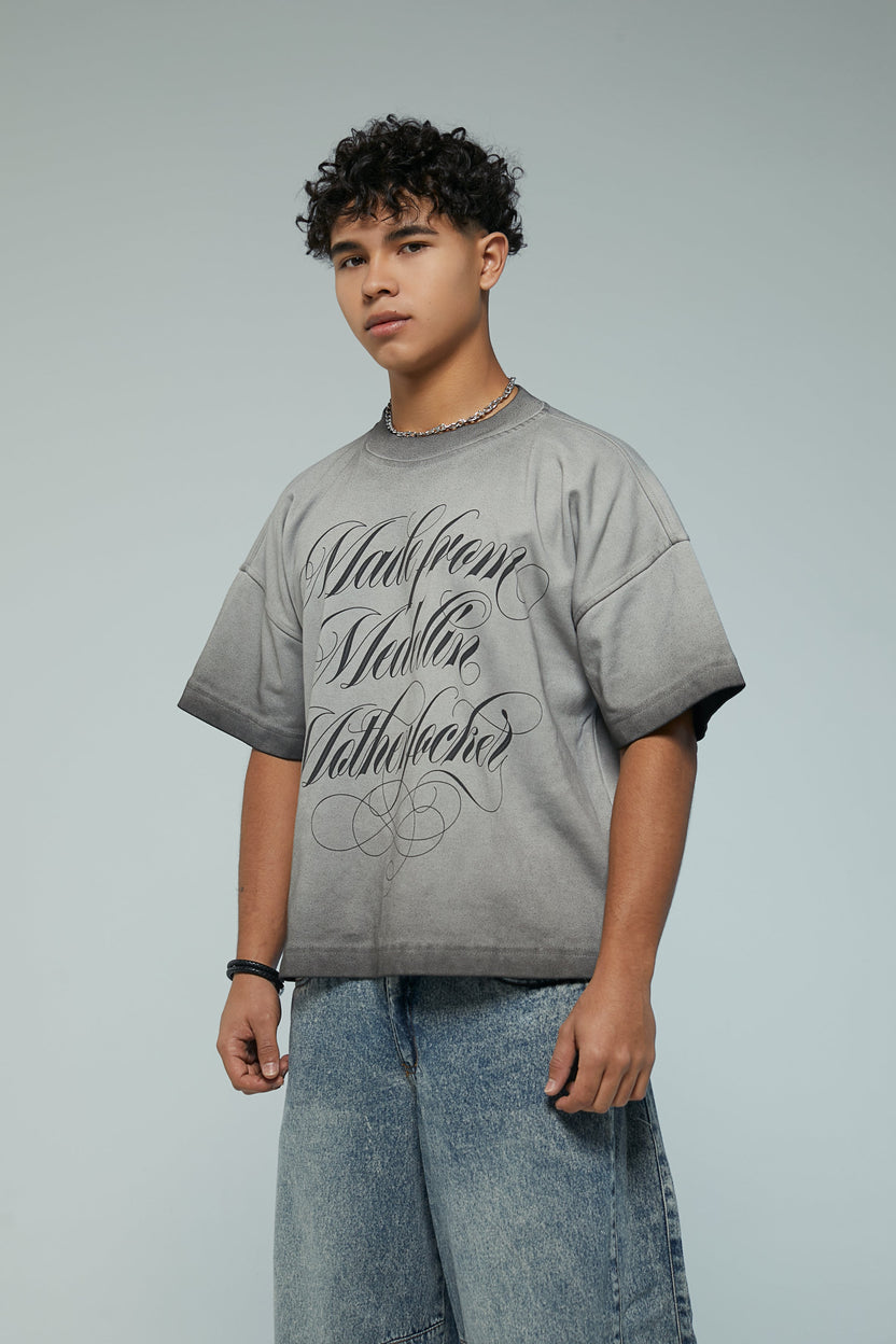 Camiseta boxy fit con desgaste gris y estampado en frente Kavans