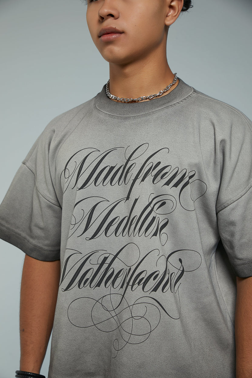 Camiseta boxy fit con desgaste gris y estampado en frente Kavans