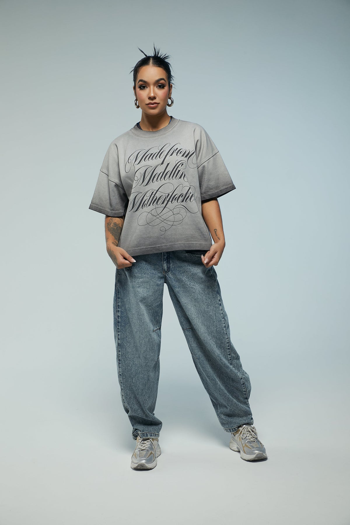 Camiseta boxy fit con desgaste gris y estampado en frente Kavans