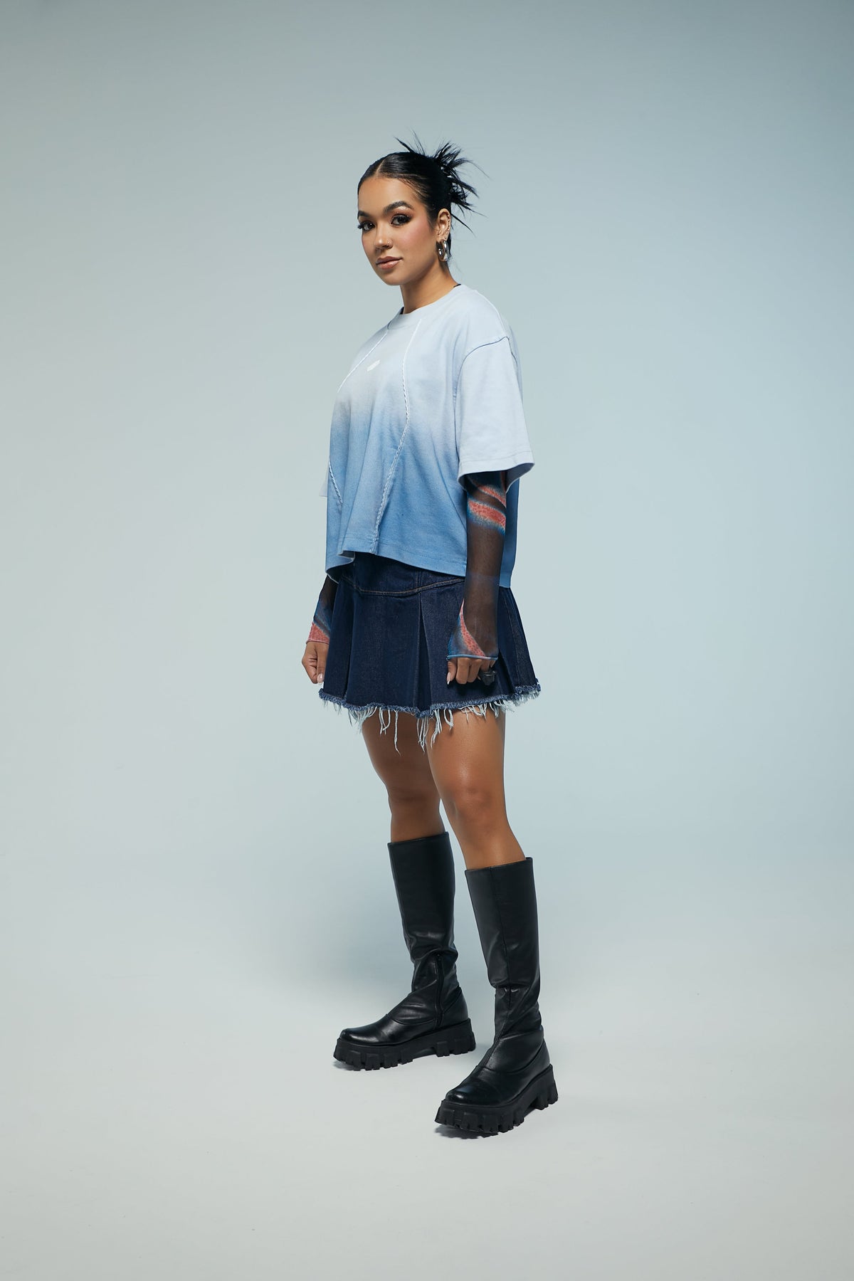 Camiseta boxy fit con cortes y degradado en azules Kavans