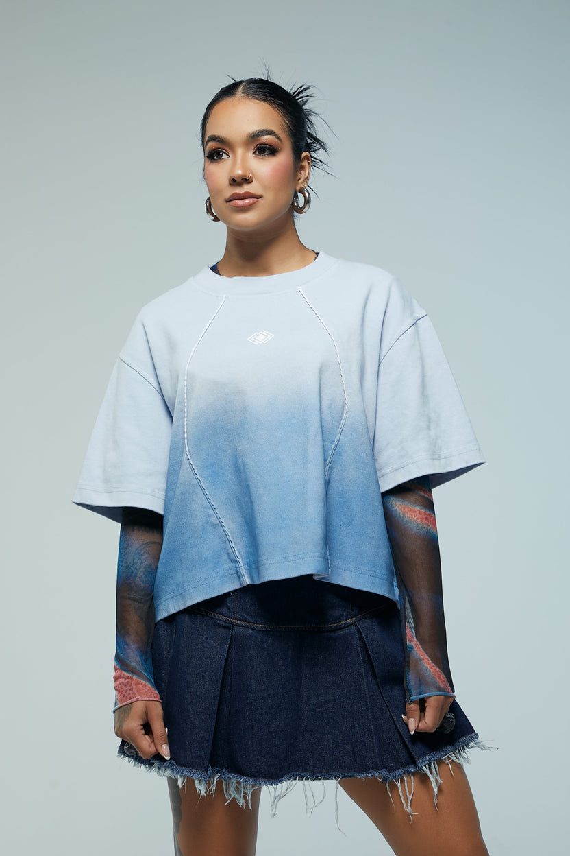 Camiseta boxy fit con cortes y degradado en azules Kavans