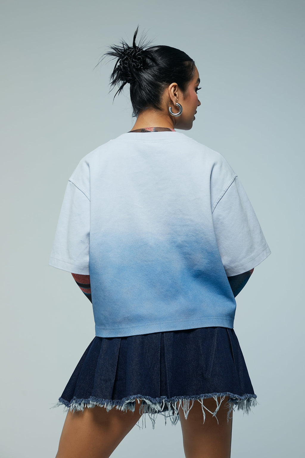 Camiseta boxy fit con cortes y degradado en azules Kavans