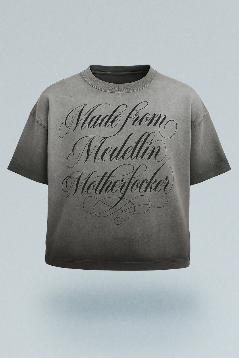 Camiseta boxy fit con desgaste gris y estampado en frente Kavans