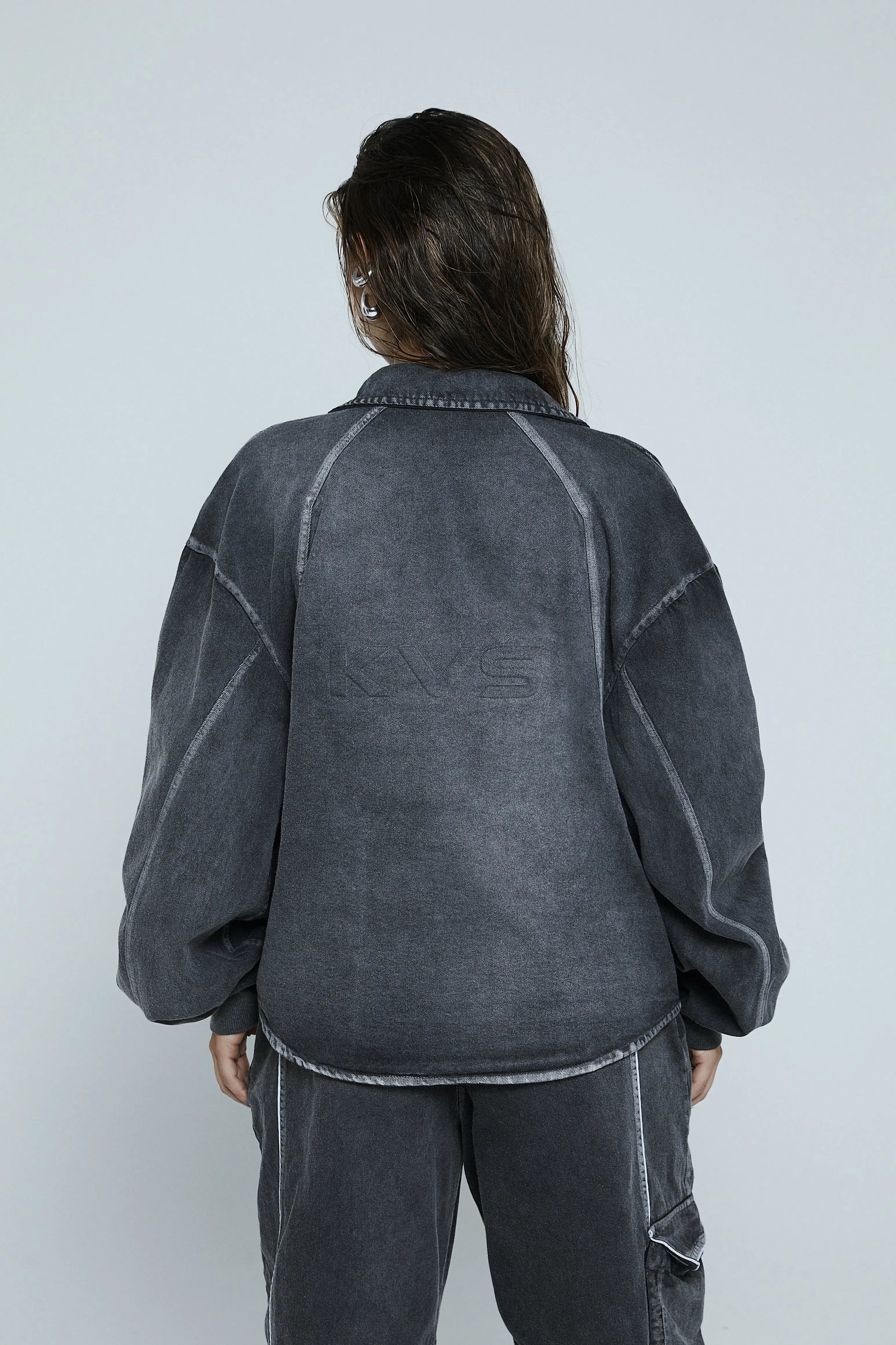 Chaqueta gris con efecto y repujado en espalda - Kavans