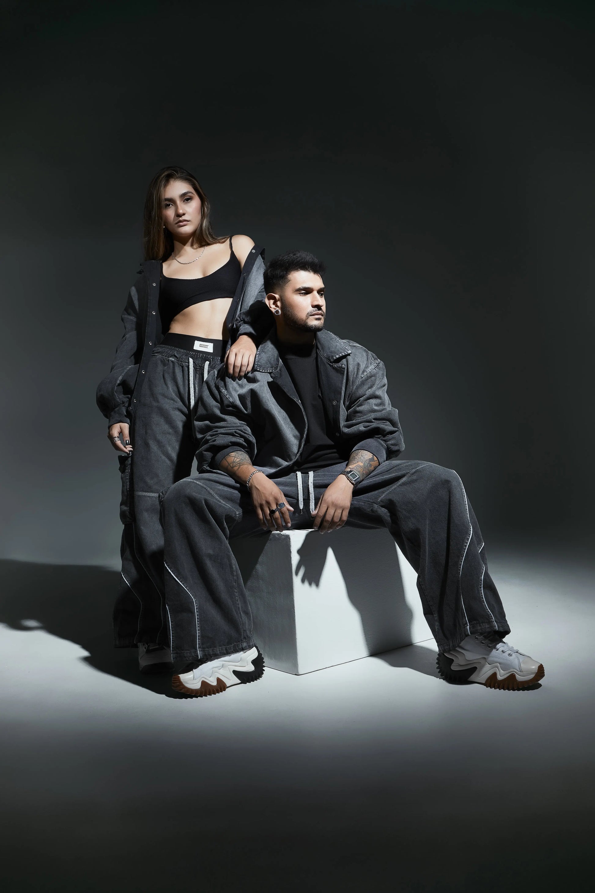 Chaqueta gris con efecto y repujado en espalda - Kavans
