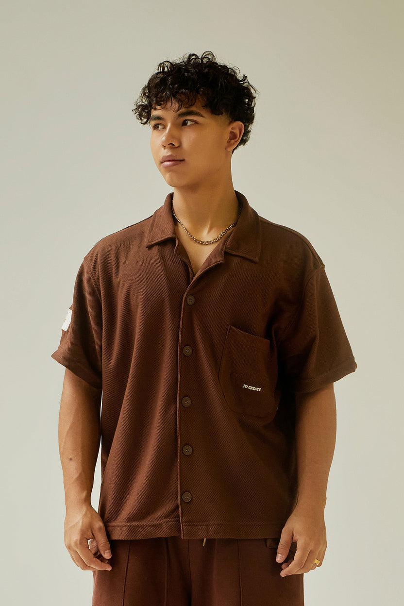 Camisa chocolate manga corta con bolsillo bordado Kavans