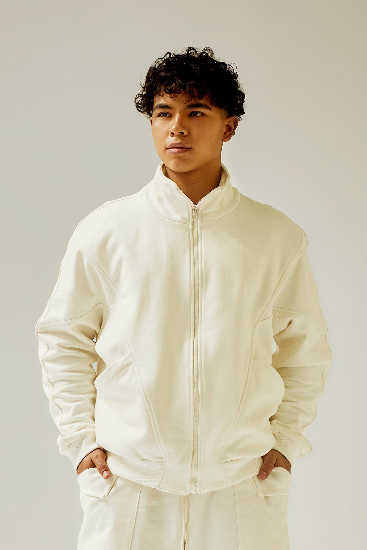 Buzo ivory con aplique en espalda Kavans