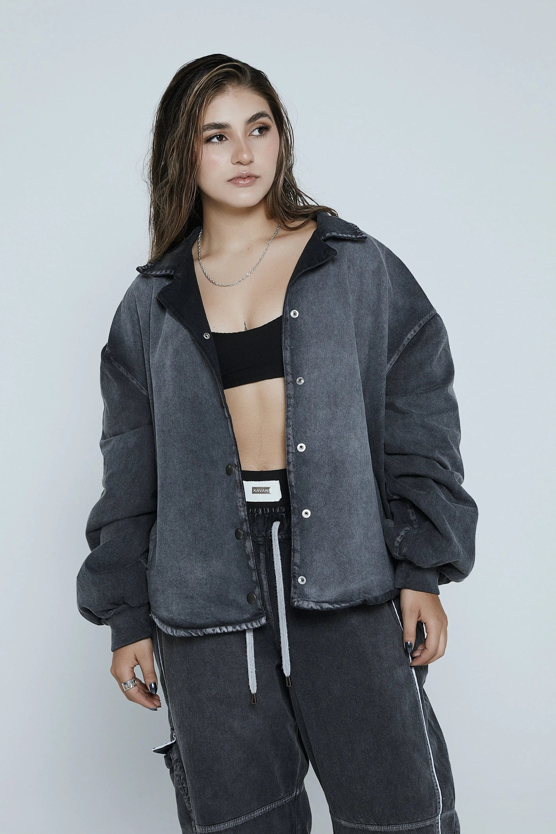 Chaqueta gris con efecto y repujado en espalda - Kavans