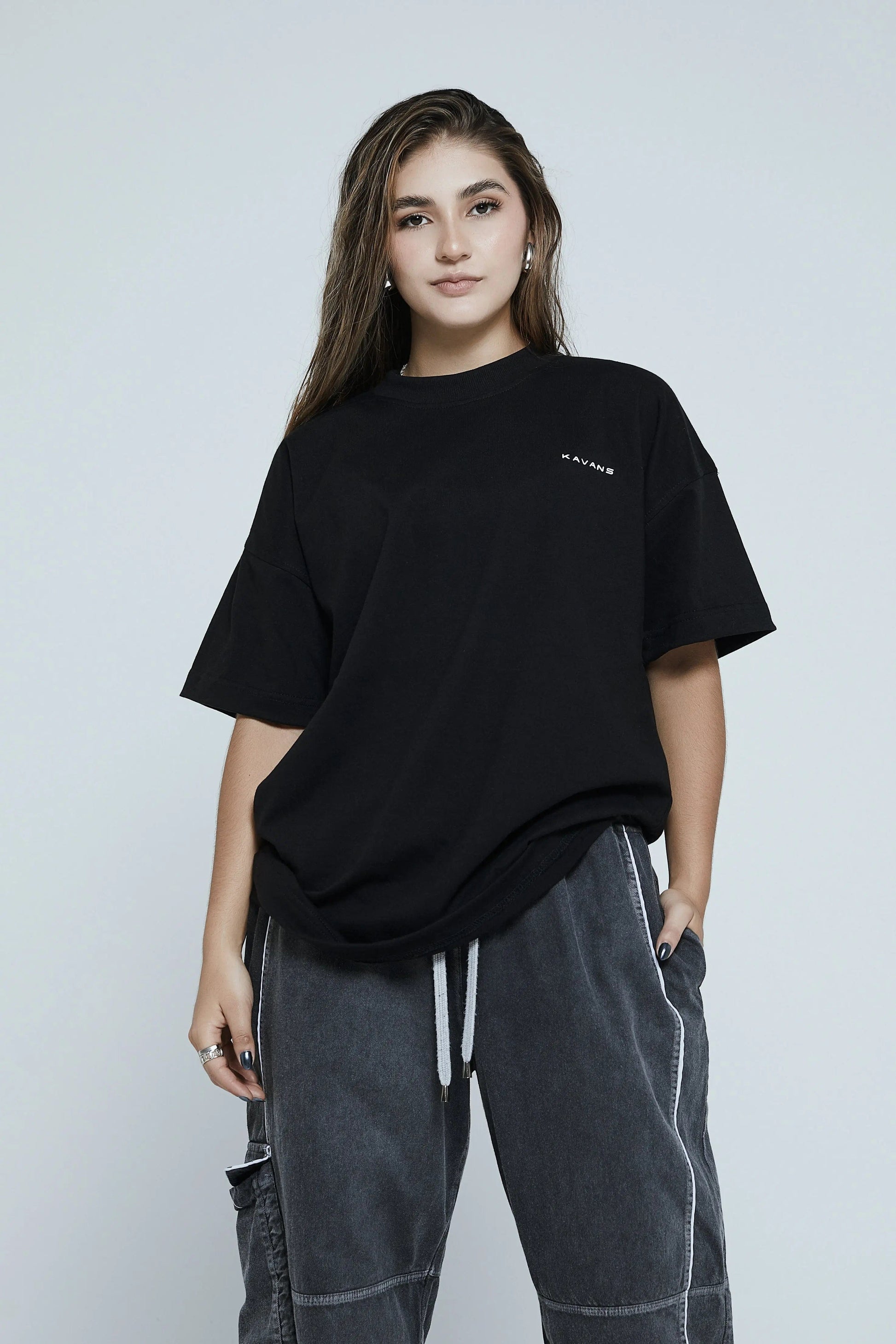 Camiseta oversized negra con estampado KavansCo