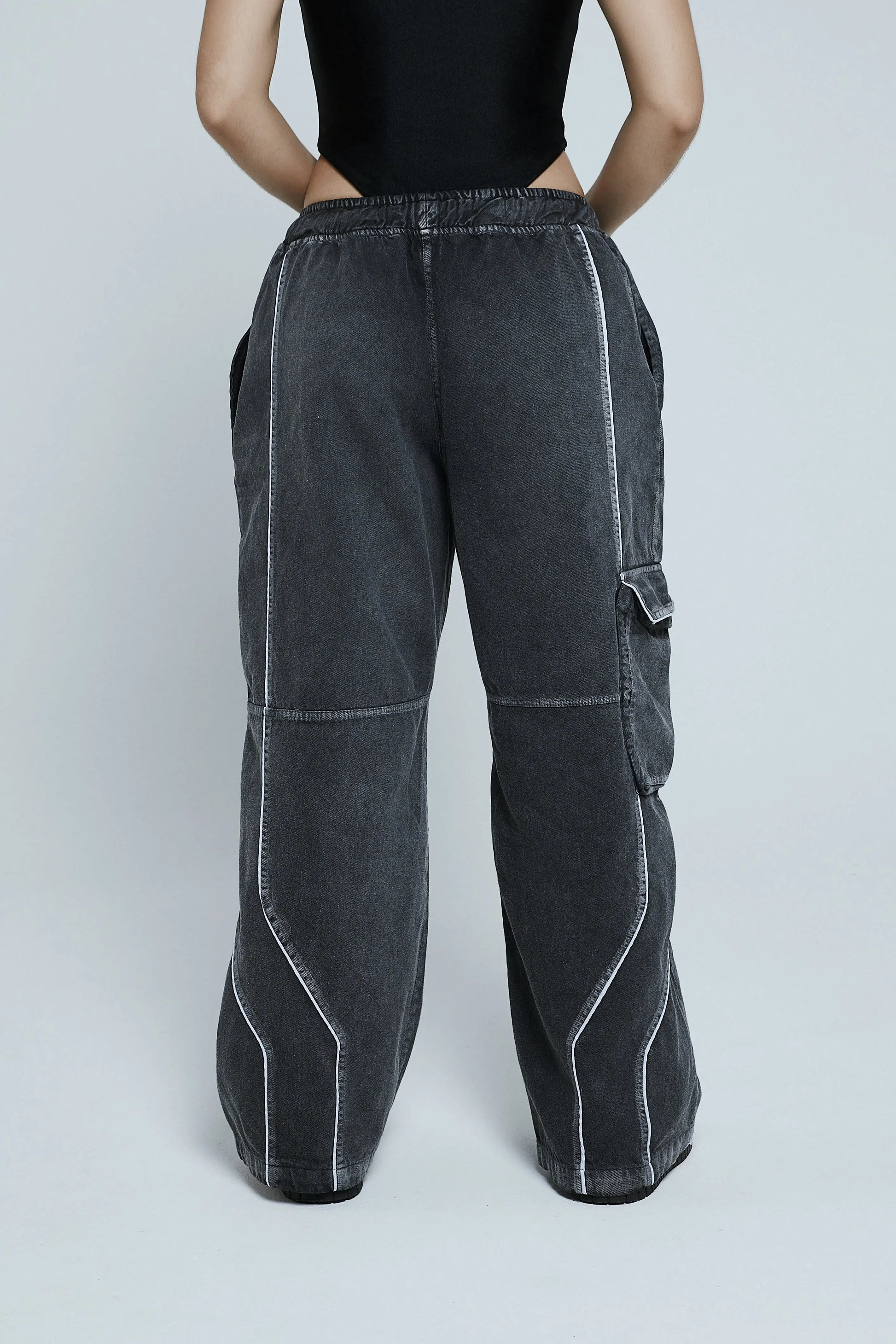 Pantalón cargo gris con cortes KavansCo