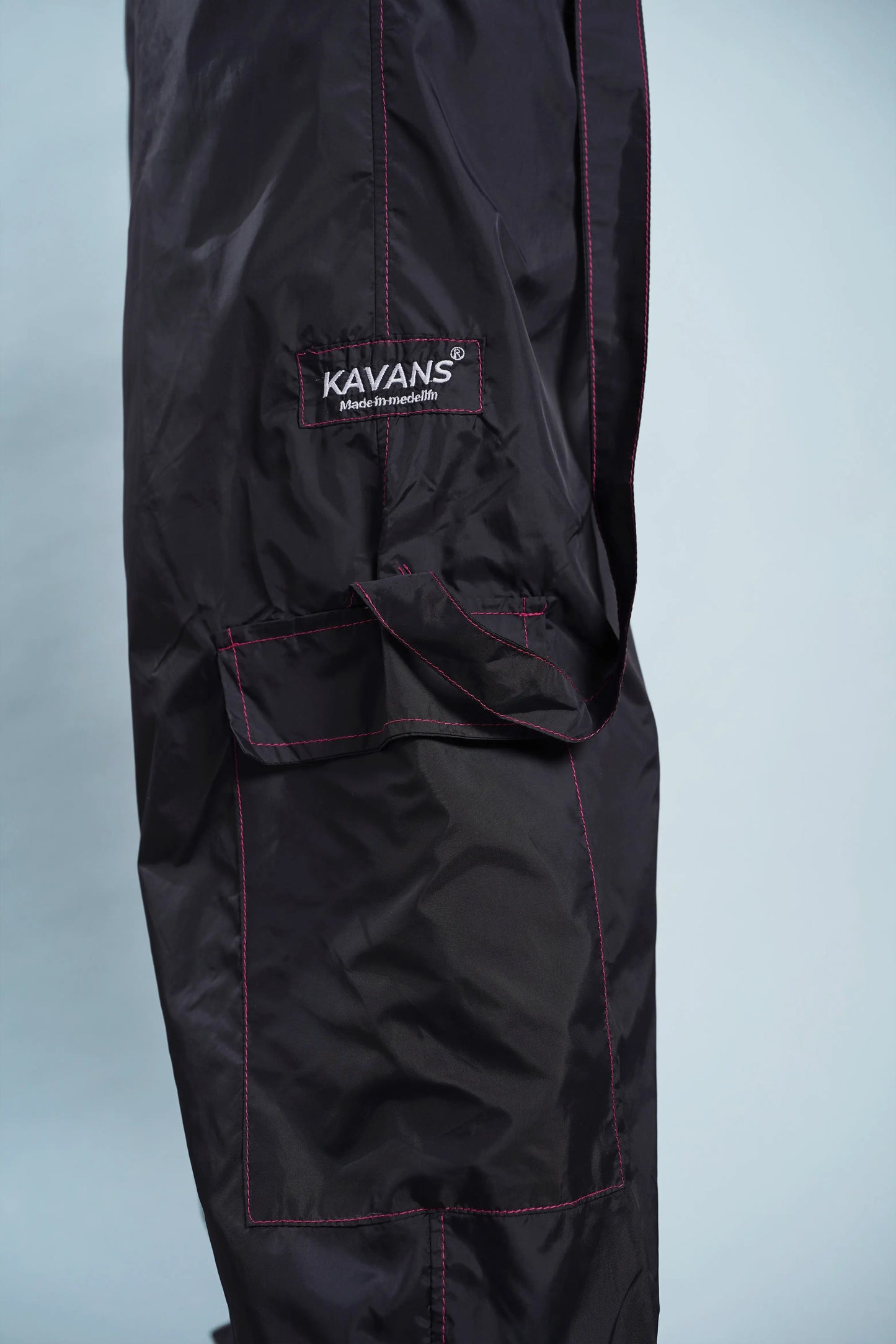 Pantalón parachute negro Kavans